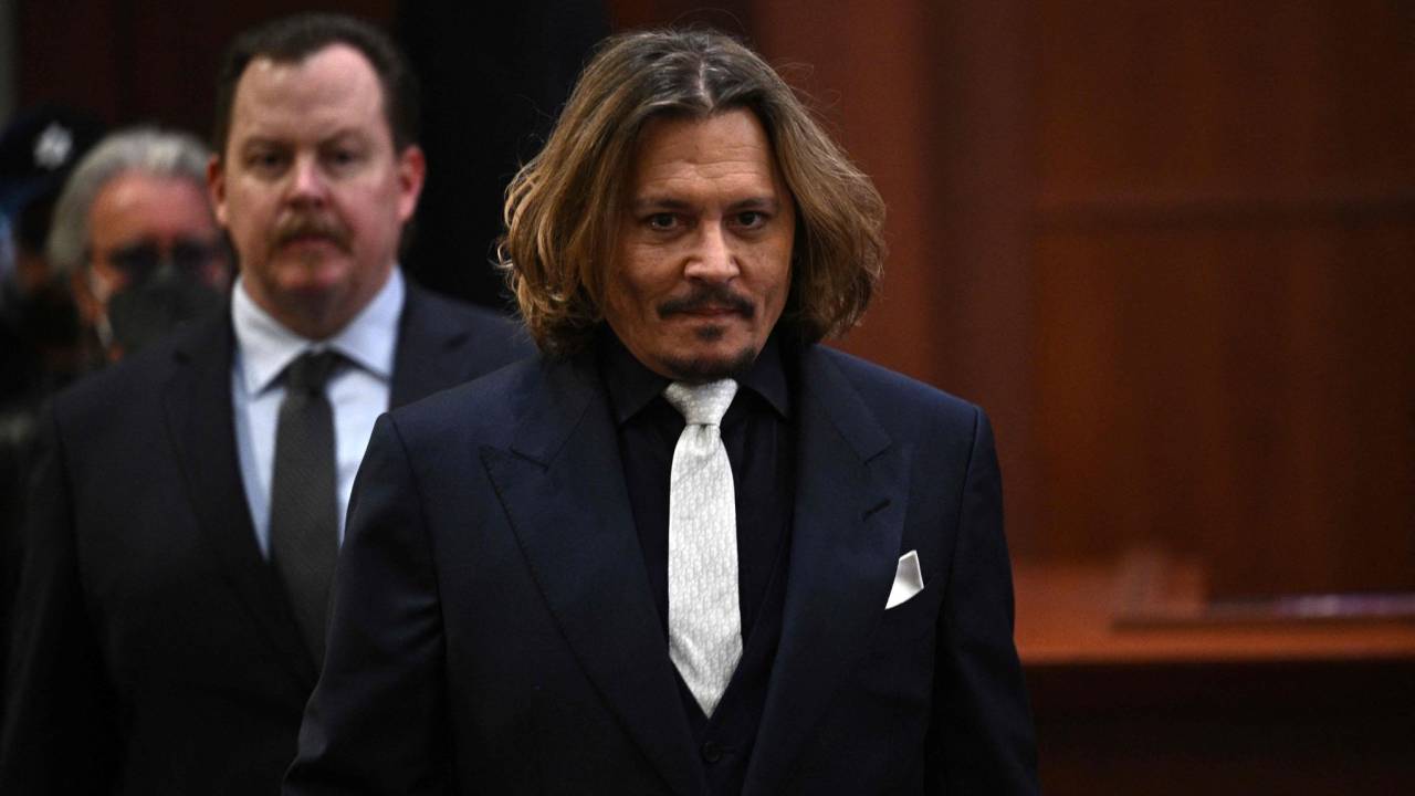 Johnny Depp, vestindo um terno, no tribunal