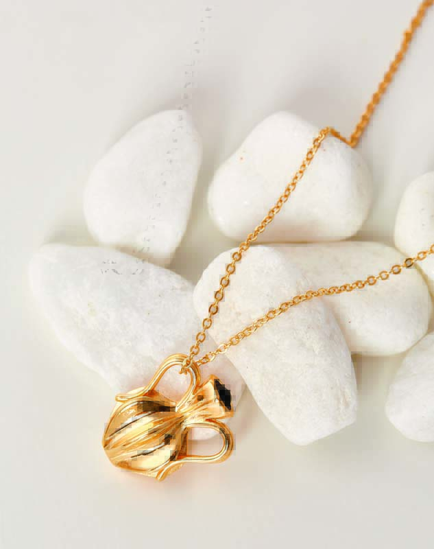 luiza-dias-111-colar-vaso-ouro-01.jpg Colar dourado em pingente 3D de vaso