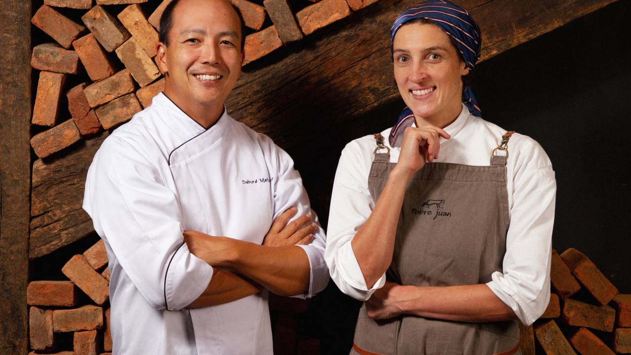 Os chefs André Saburó e Priscila Deus na churrascaria Pobre Juan