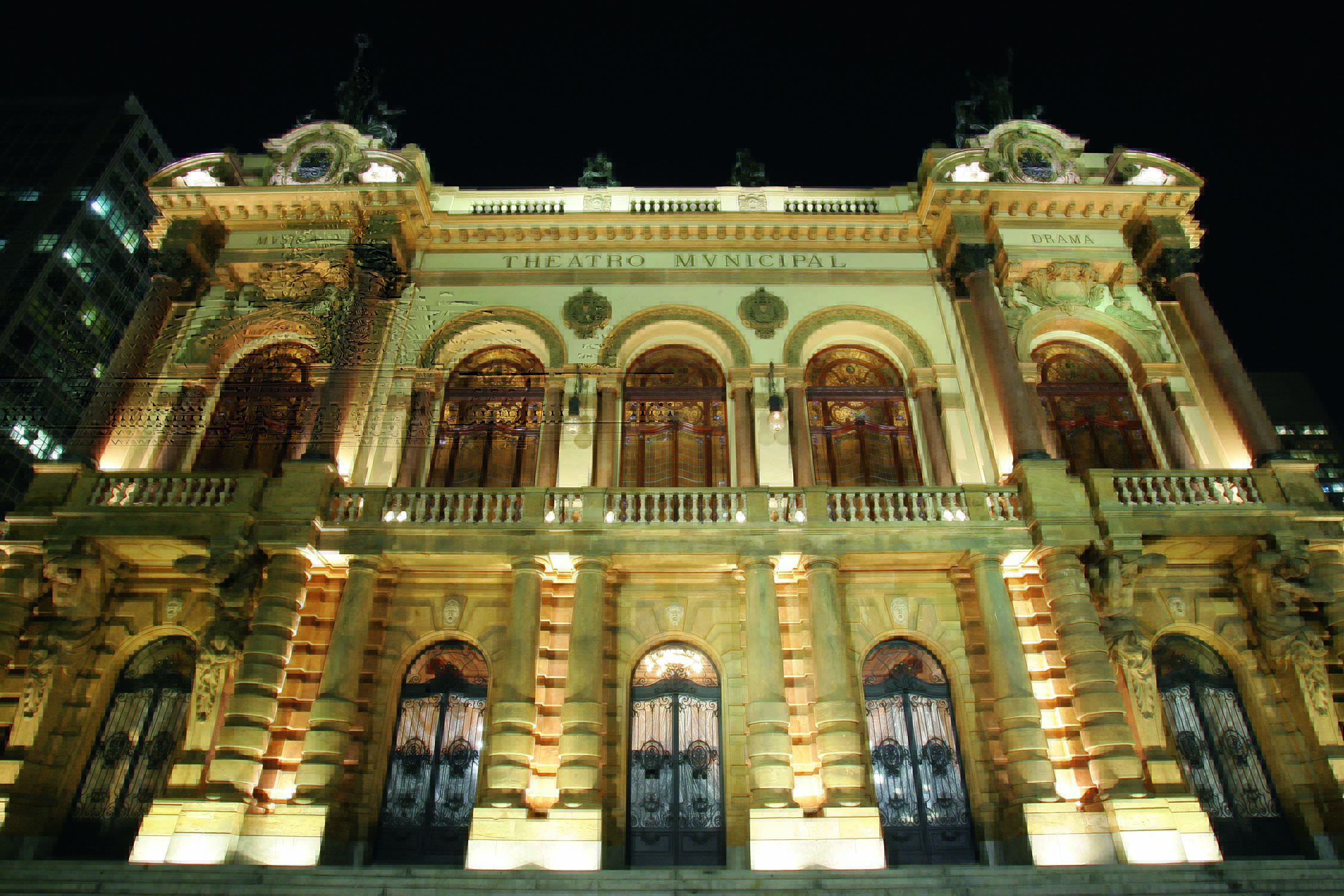 Imagem mostra fachada de prédio com arquitetura clássica.