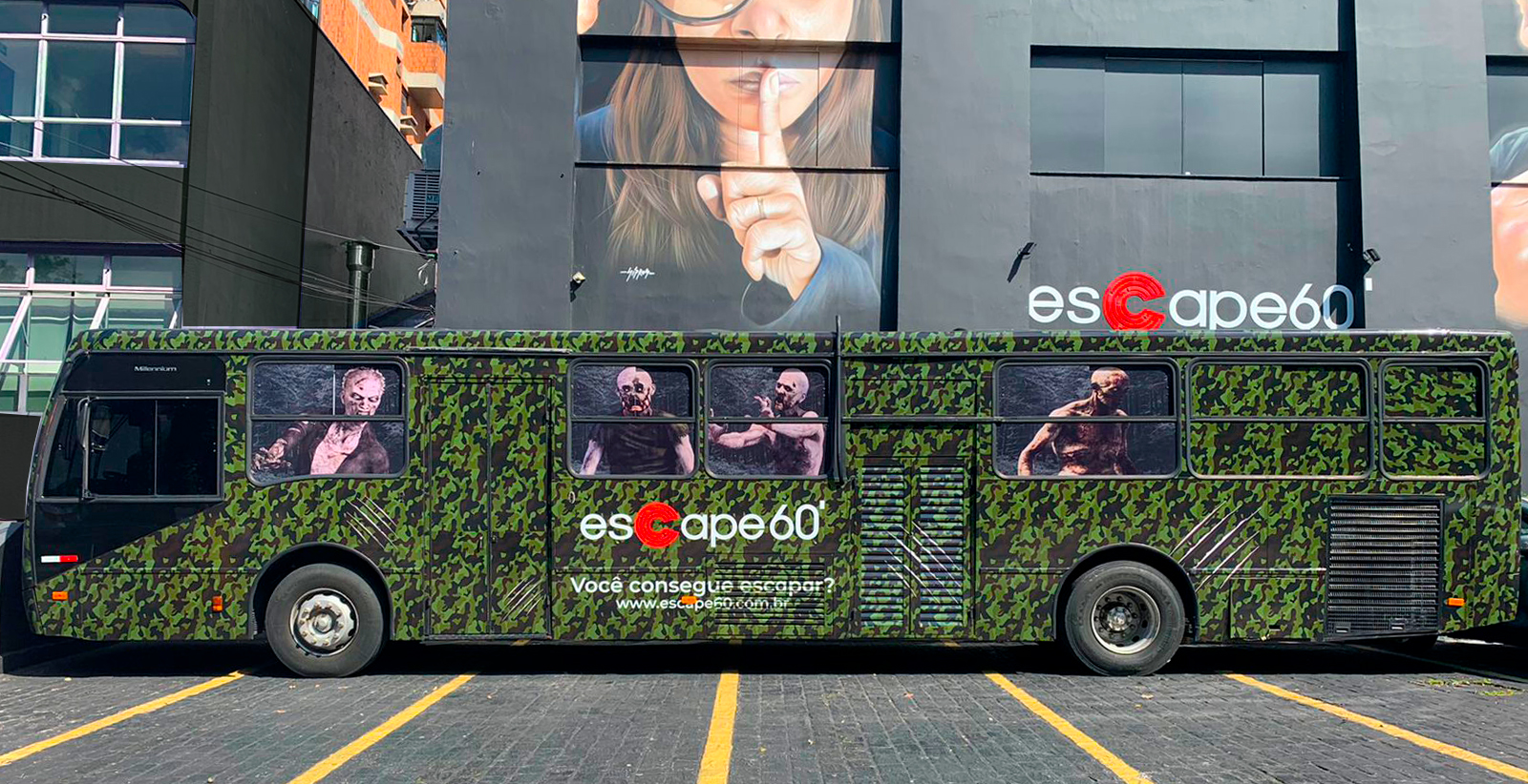 Ônibus verde temático com desenhos de zumbis estacionado em frente à sede do Escape 60