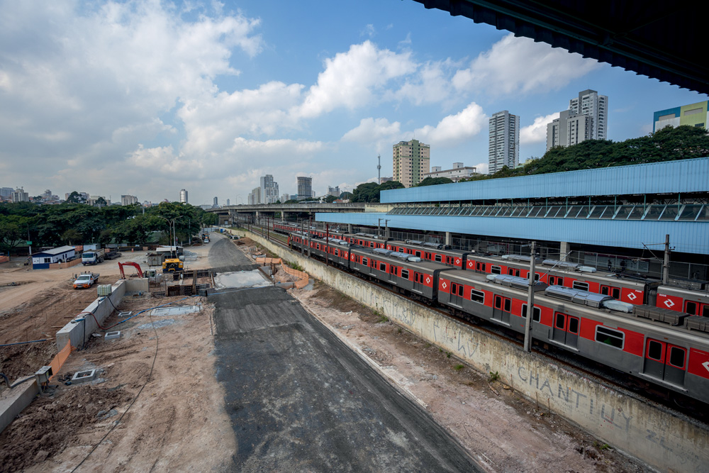 Imagem mostra parte da área de construção e trens da Linha 3- Vermelha