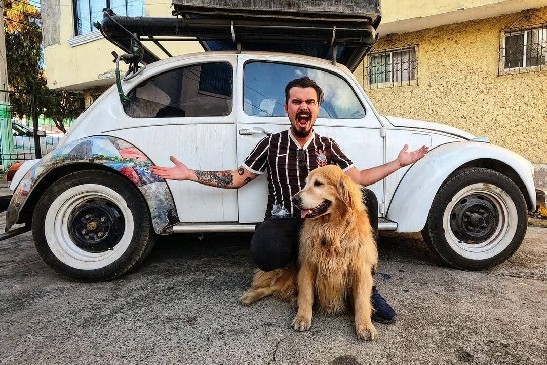 Jesse Koz e seu cachorro em viagem