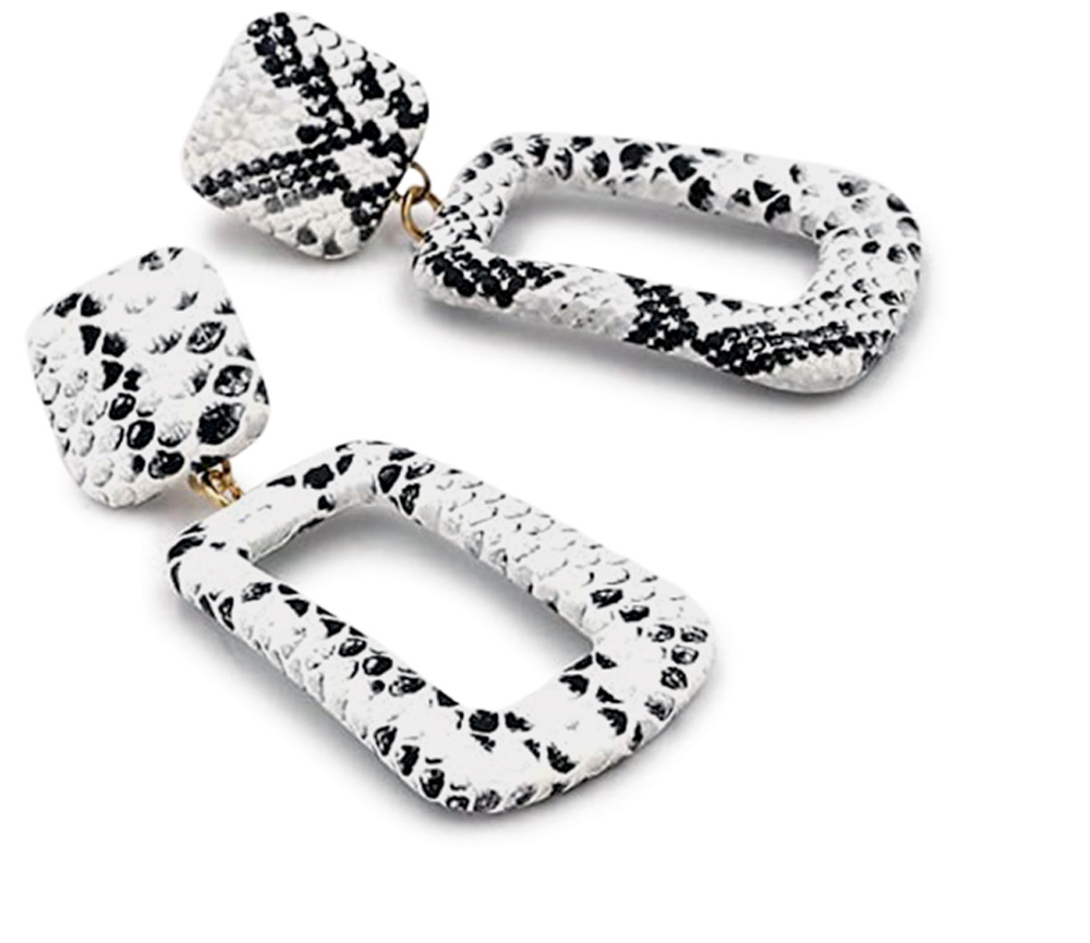 Par de brincos geométricos femininos com estampa de cobra nas cores preto e branco