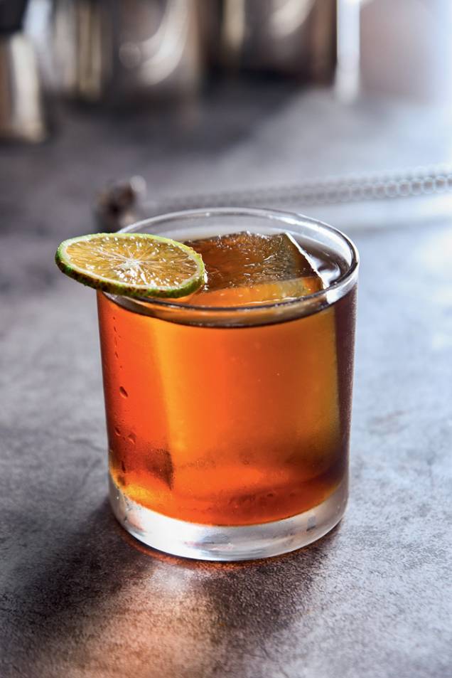 Cariri: cachaça, Cynar, vermute, bitter de aipo e limão-cravo Cariri: cachaça, Cynar, vermute, bitter de aipo e limão-cravo