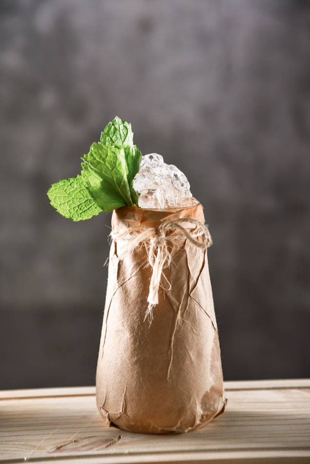 Proibido: bourbon, xarope de rapadura, limão-taiti, suco de laranja e gengibre Proibido: bourbon, xarope de rapadura, limão-taiti, suco de laranja e gengibre
