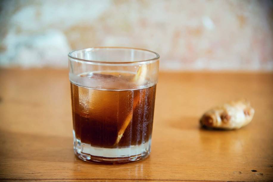 Caraíva: cachaça, o aperitivo Netuno Gengibre, xarope de gengibre e limão Caraíva: cachaça, o aperitivo Netuno Gengibre, xarope de gengibre e limão