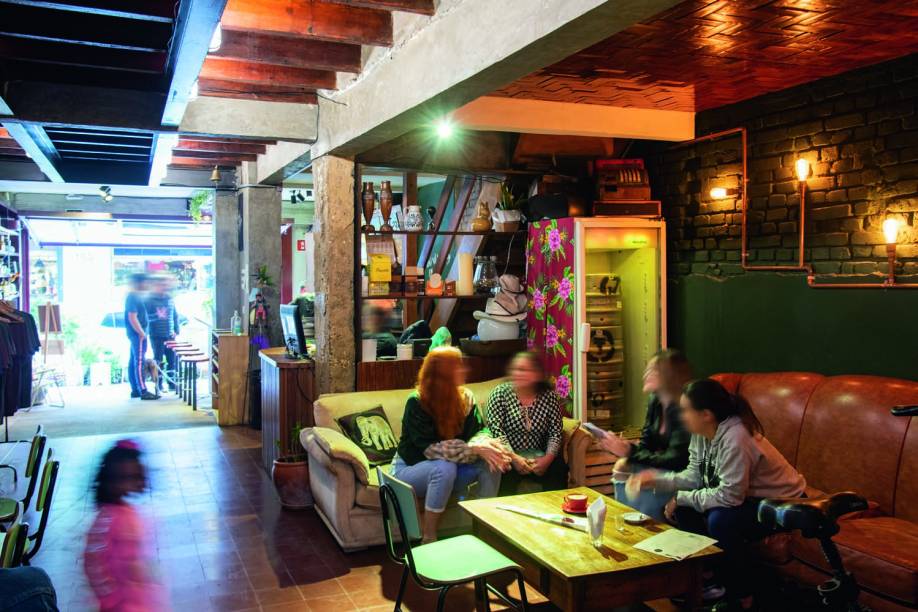 Colchetes: pisos povoados por sofás e bancos Colchetes: pisos povoados por sofás e bancos