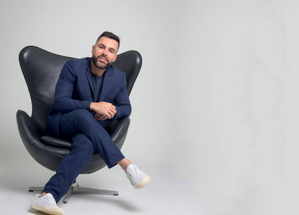 Rodrigo Sant'anna sentado em uma cadeira