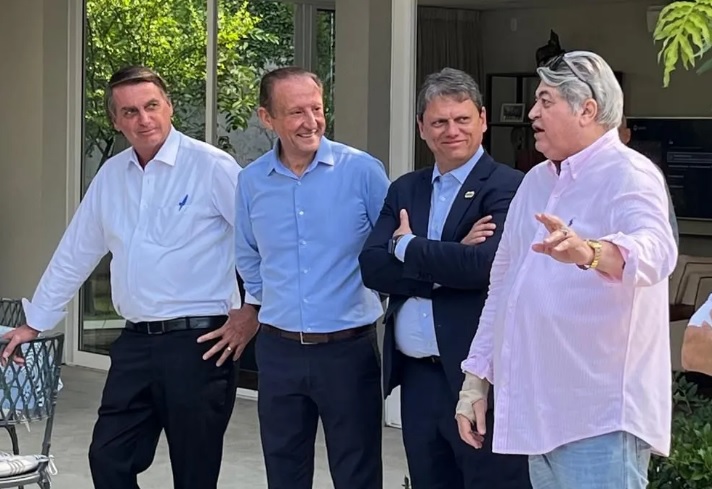 Datena Imagem mostra quatro pessoas lado a lado, da esquerda para a direita: Jair Bolsonaro, Paulo Skaf, Tarcísio Freitas e José Luís Datena.