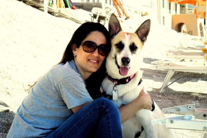 Monica Galisi com a sua cachorra sem raça definida Face