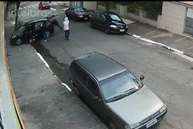 A imagem mostra assalto em uma rua da Mooca: assaltante aponta arma para vítima