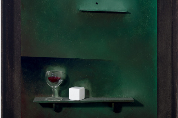 Imagem mostra pintura de fundo verde escuro com uma taça de vinho e um cubo branco sobre uma estante.