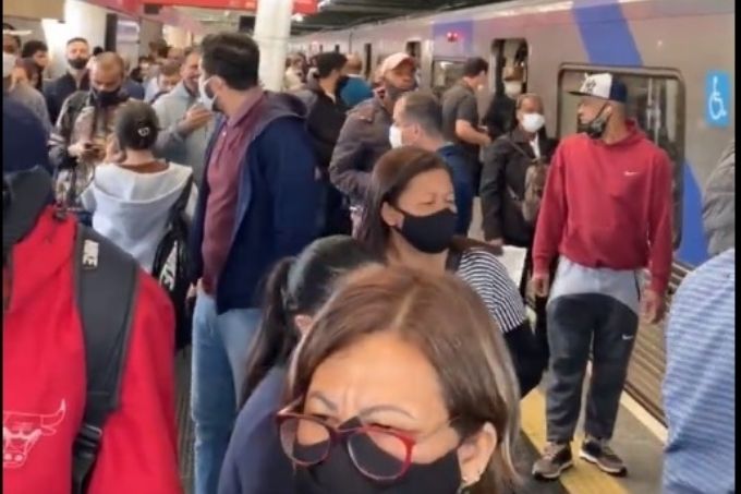 Imagens nas redes sociais mostram tumulto na plataforma de metrô após assalto a mão armada