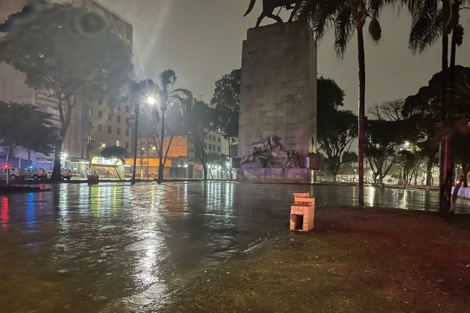 Praça Princesa Isabel à noite, após a megaoperação conjunta da prefeitura e estado