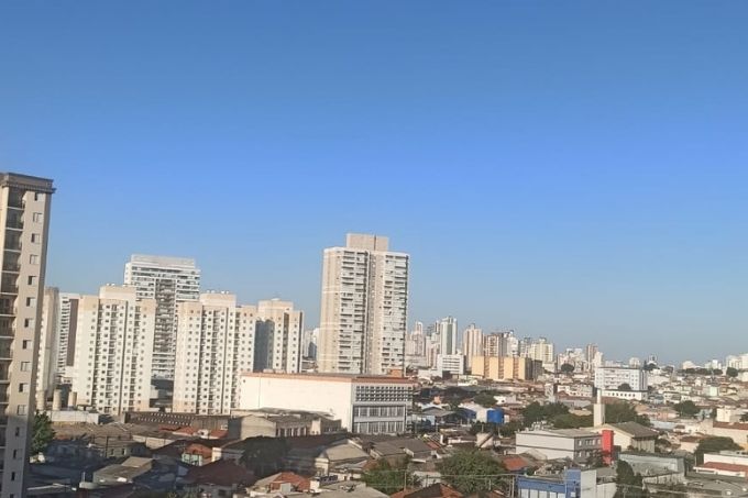 Vista a partir do bairro de Belenzinho, na zona leste da capital neste domingo (29); céu claro deve dar lugar a muitas nuvens