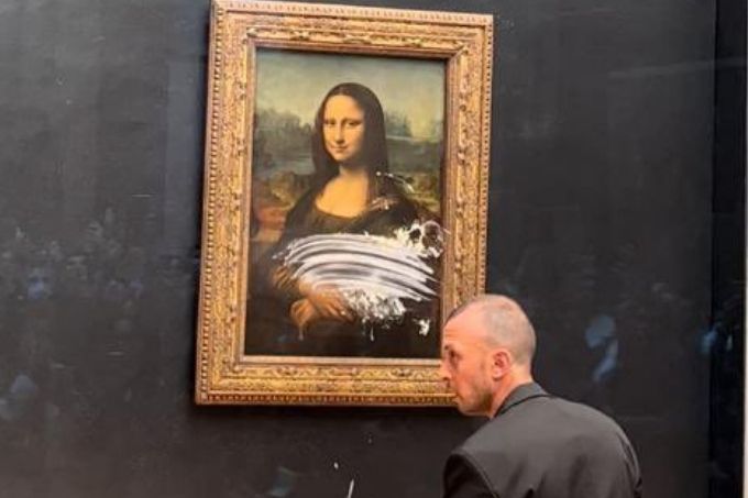 Monalisa é atacada com pedaço de torta no Museu do Louvre