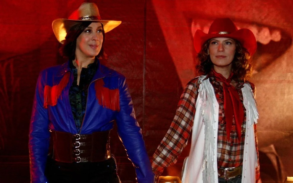 Donatella, personagem interpretada por Claudia Raia, aparece de mãos dadas com Flora, personagem de Patricia Pillar, em A Favorita