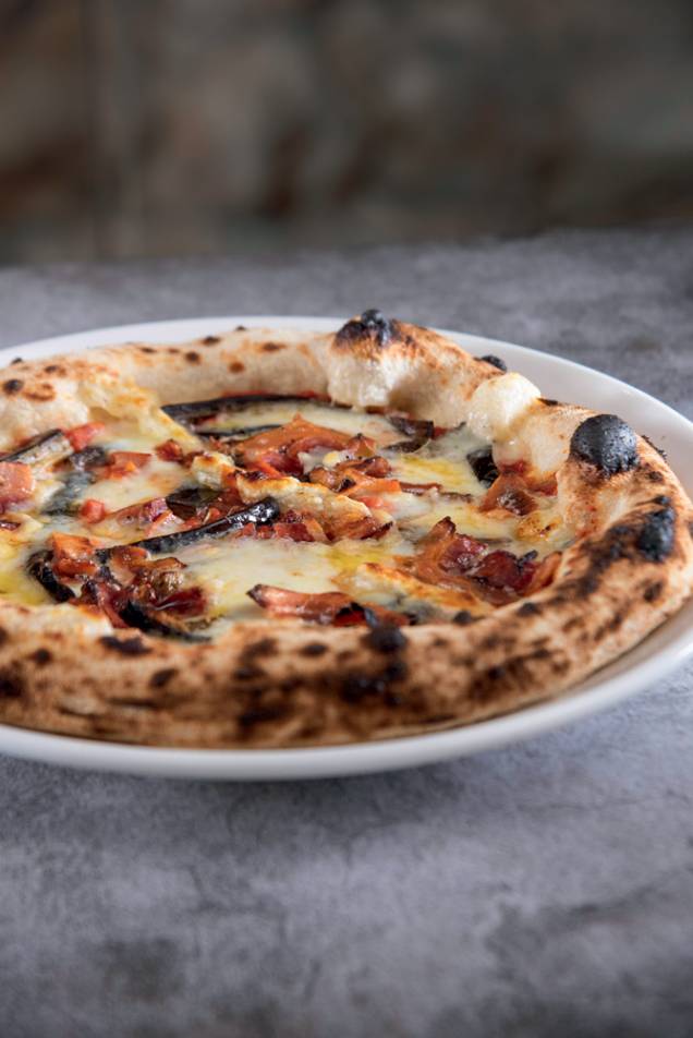 Cantinetta: pizza coberta por molho de tomate, queijo caccio cavalo, berinjela e pancetta