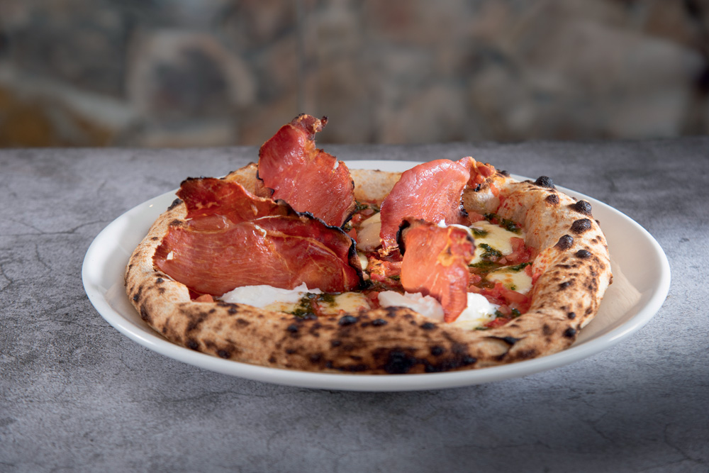 Foglia Forneria Artesanal Italiana Pizza de massa grosa coberta por burrata, presunto cru e mais