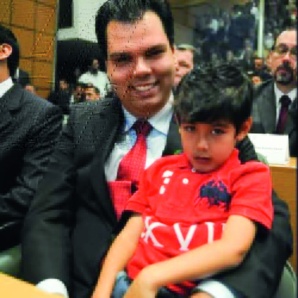Bruno Covas na Assembleia, com seu filho Tomás Covas, quando pequeno, no colo