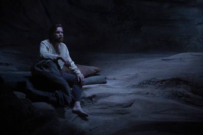 Ewan McGregor como Kenobi em gruta escura
