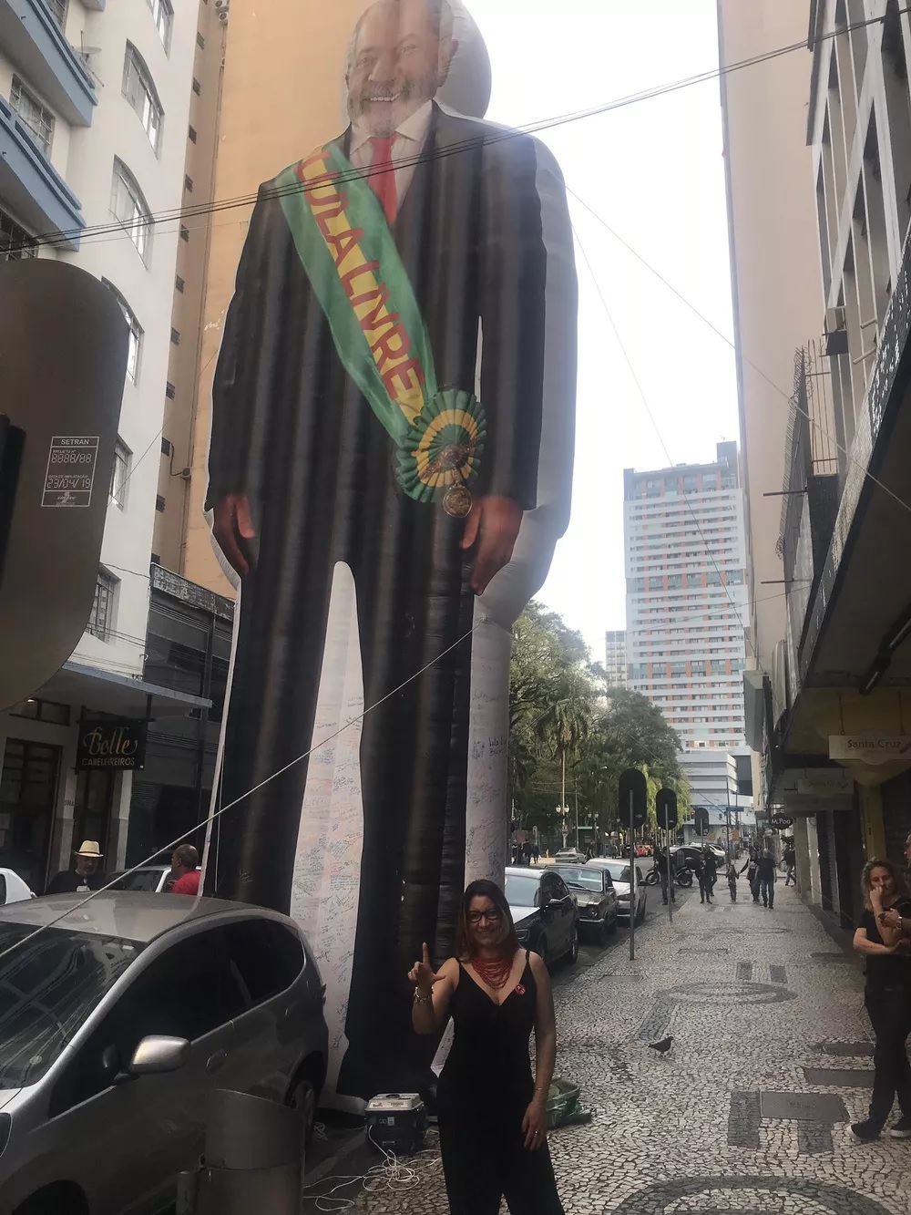 Janja, em manifestação na época em que Lula estava preso (Reprodução-Redes sociais) Janja, em manifestação na época em que Lula estava preso.