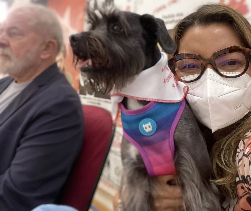 Janja posa ao lado de Lula, durante agenda, e com sua cachorrinha (Reprodução-Redes Sociais) Janja posa ao lado de Lula, durante agenda, e com sua cachorrinha.