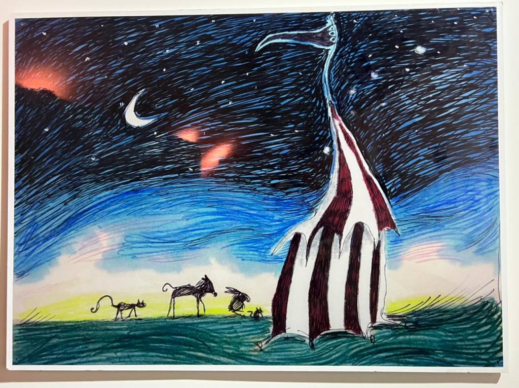 Mostra Tim Burton: foto exibe ilustração de casa preta e branca em listras em gramado com bichos ao lado e céu azul escuro.