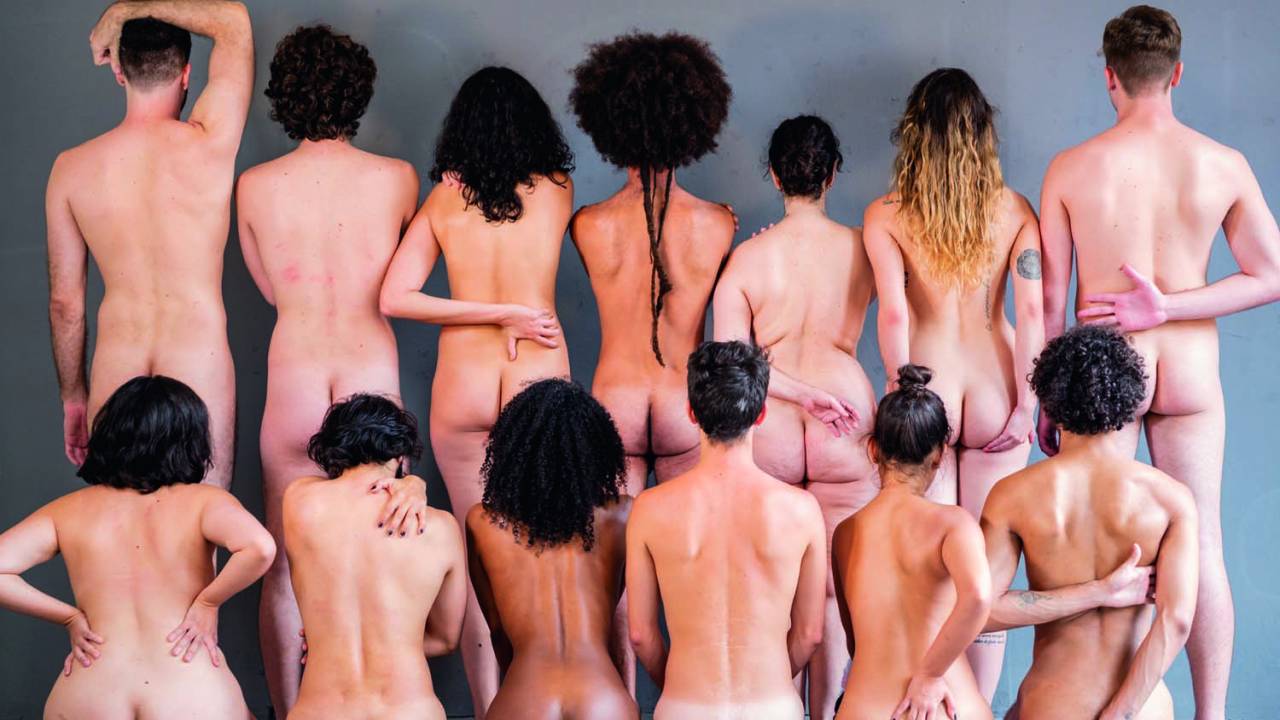 Grupo de atores, alguns brancos e outros negros, nus e de costas
