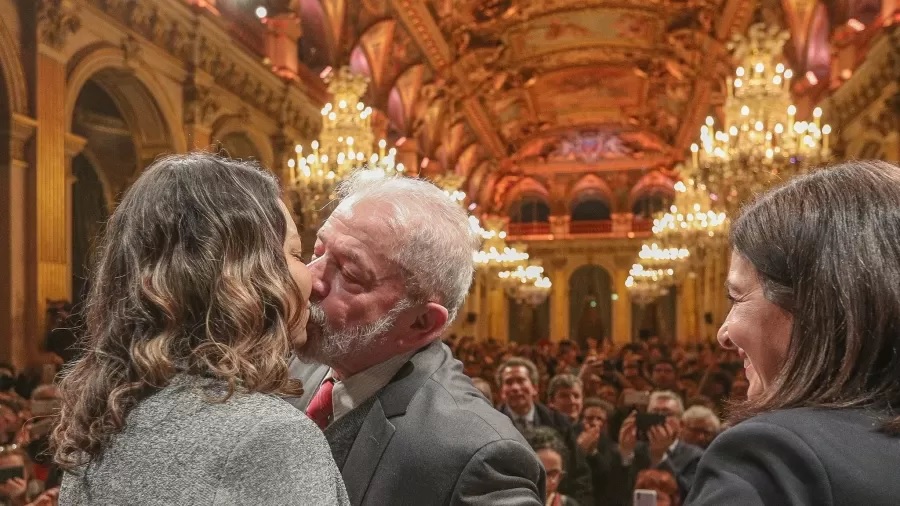 O ex-presidente Lula (PT) beija a noiva, Janja Silva, em evento junto à prefeita de Paris, Anne Hidalgo, na França, em novembro.