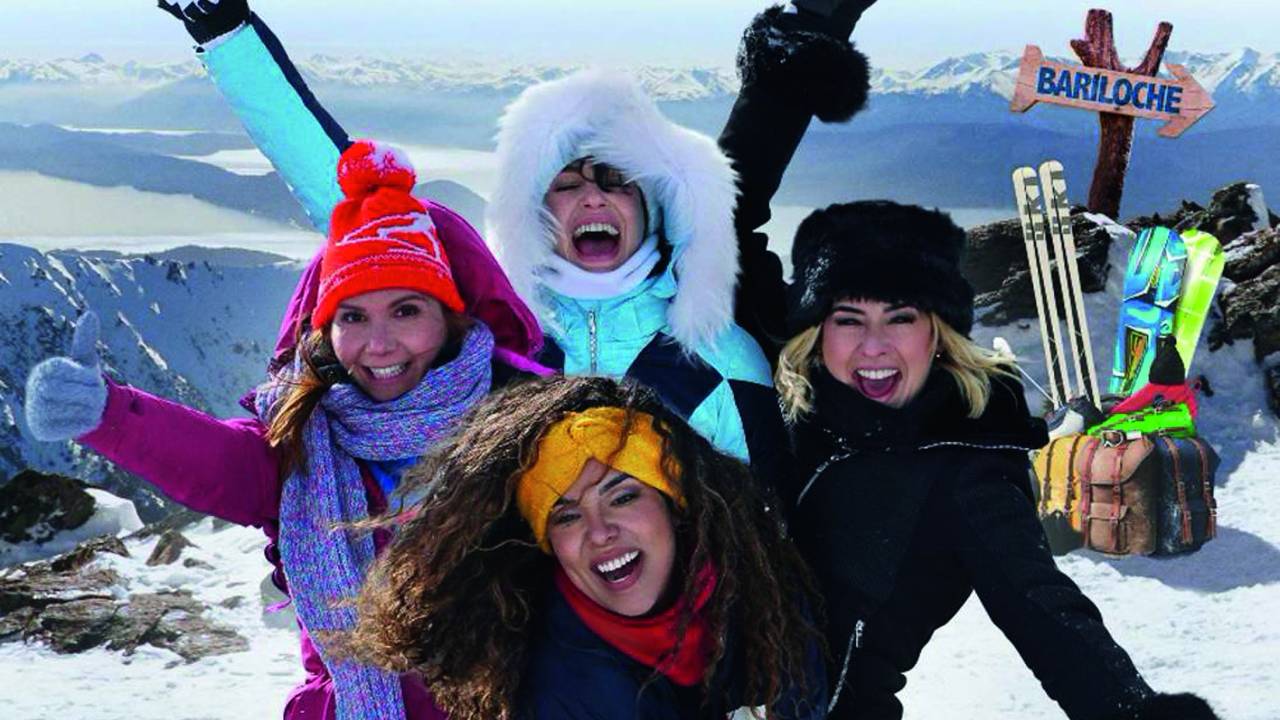 Imagem mostra quatro mulheres com roupas de frio em meio a paisagem de neve