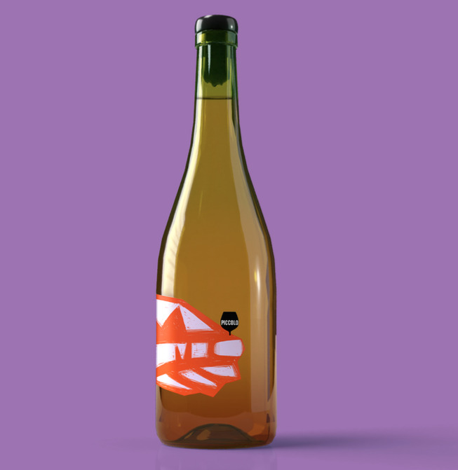 Garrafa de vinho sobre fundo lilás