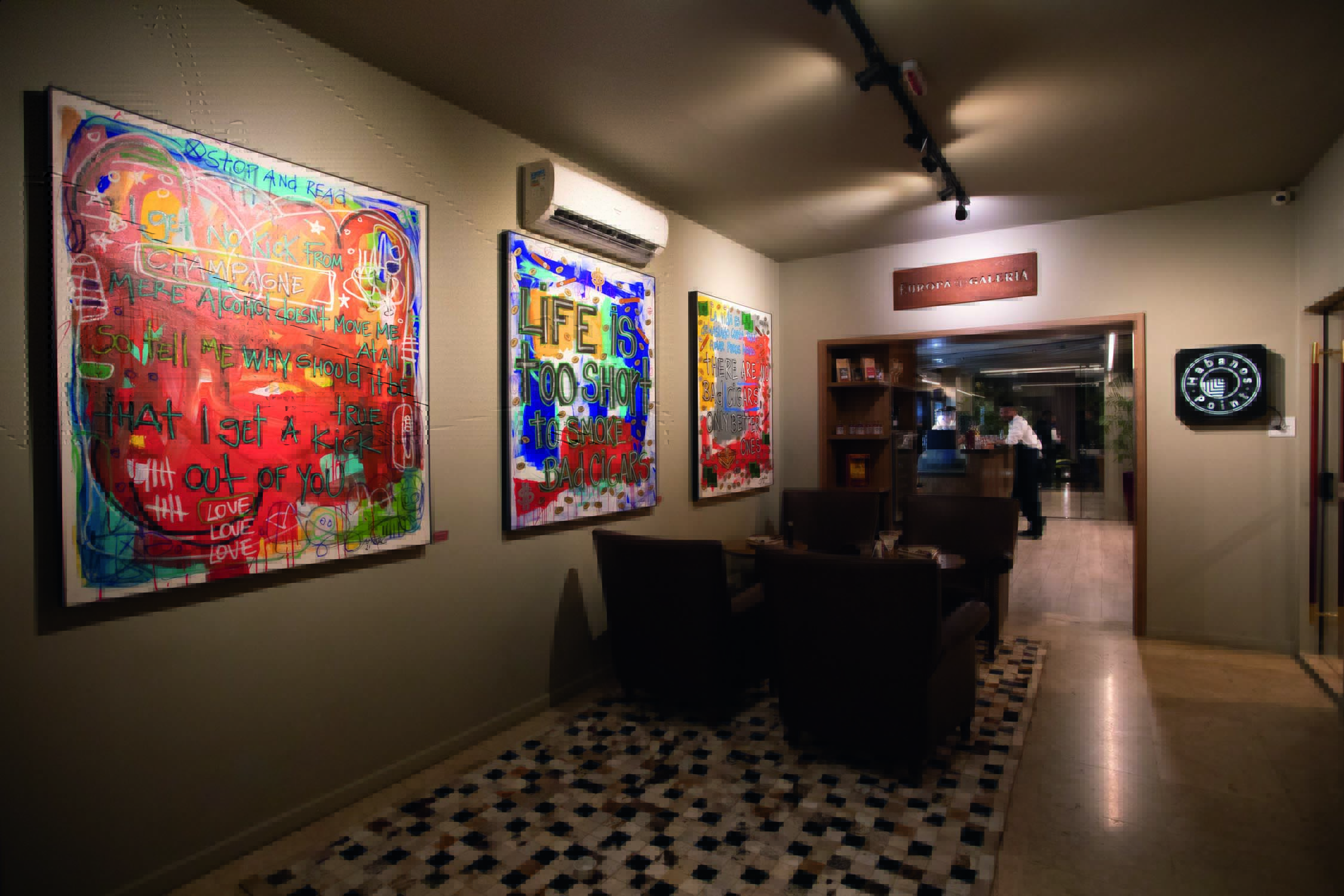 Decoração da Tabacaria Europa Lounge, quadros do Jotapê decoram os ambientes