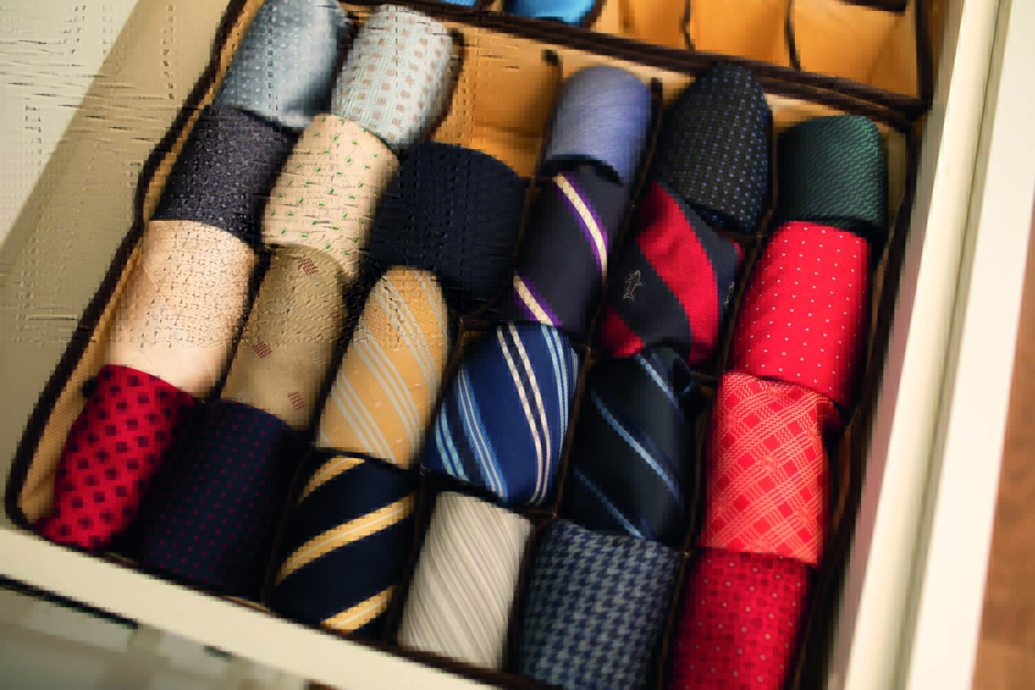 Caixa com gravatas de várias cores e estampas listradas