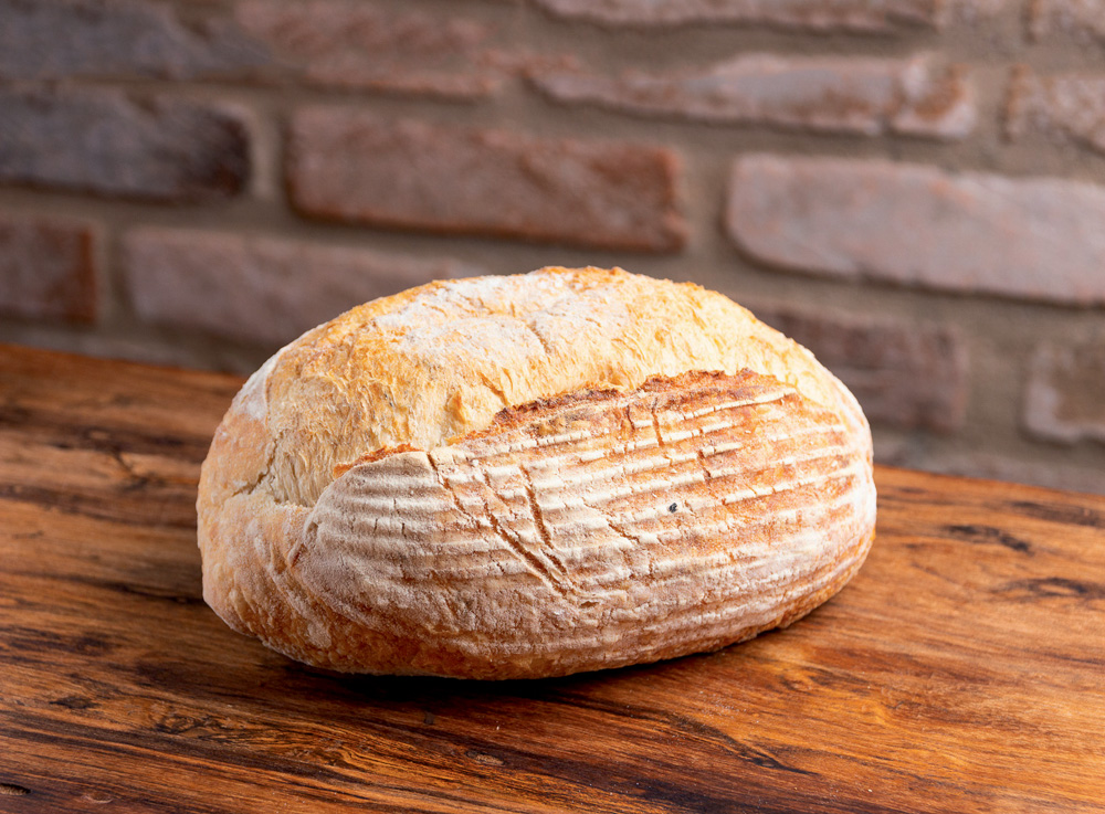 Grande unidade de pão sobre superfície de pão