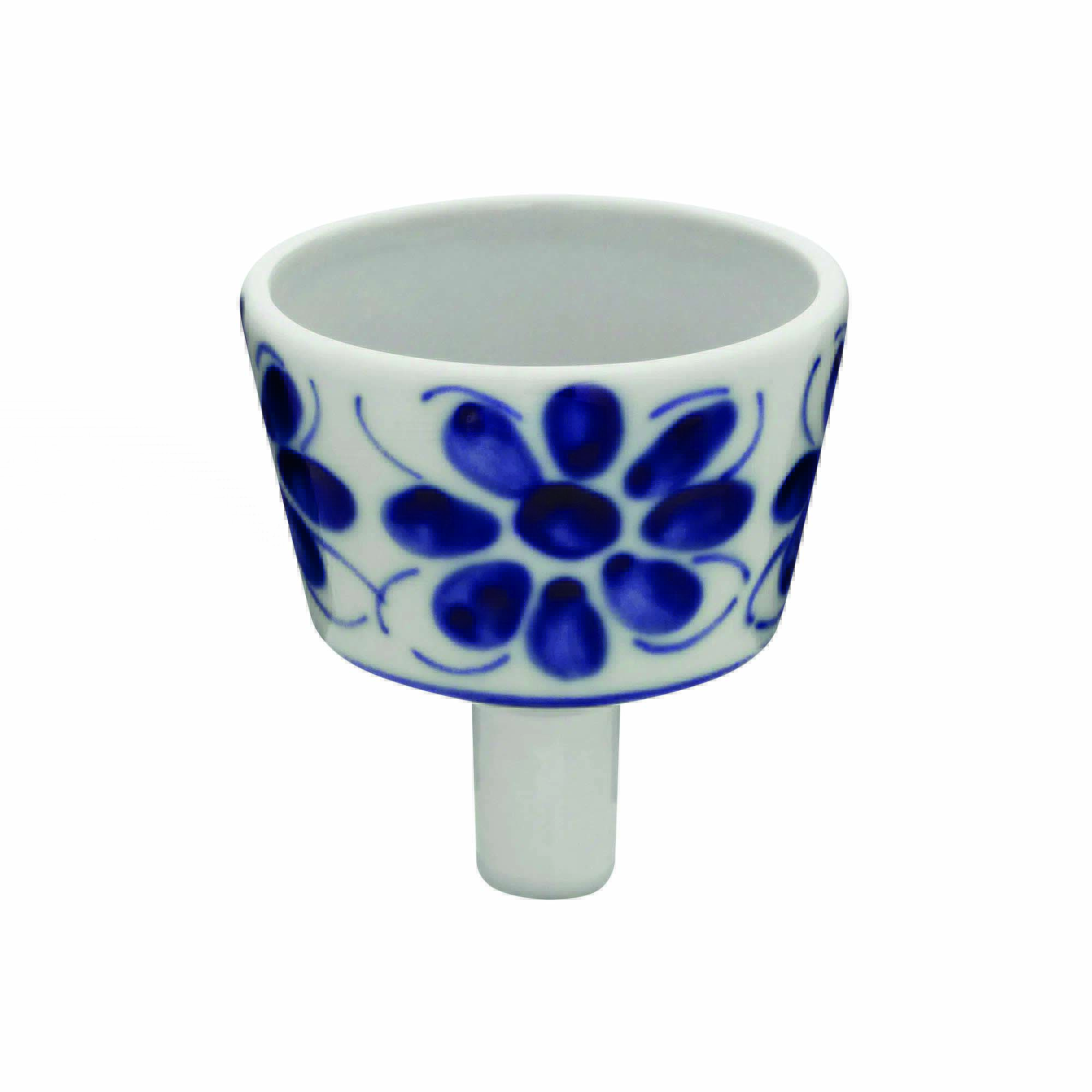 Coador de porcelana branco com pinturas de flores azuis