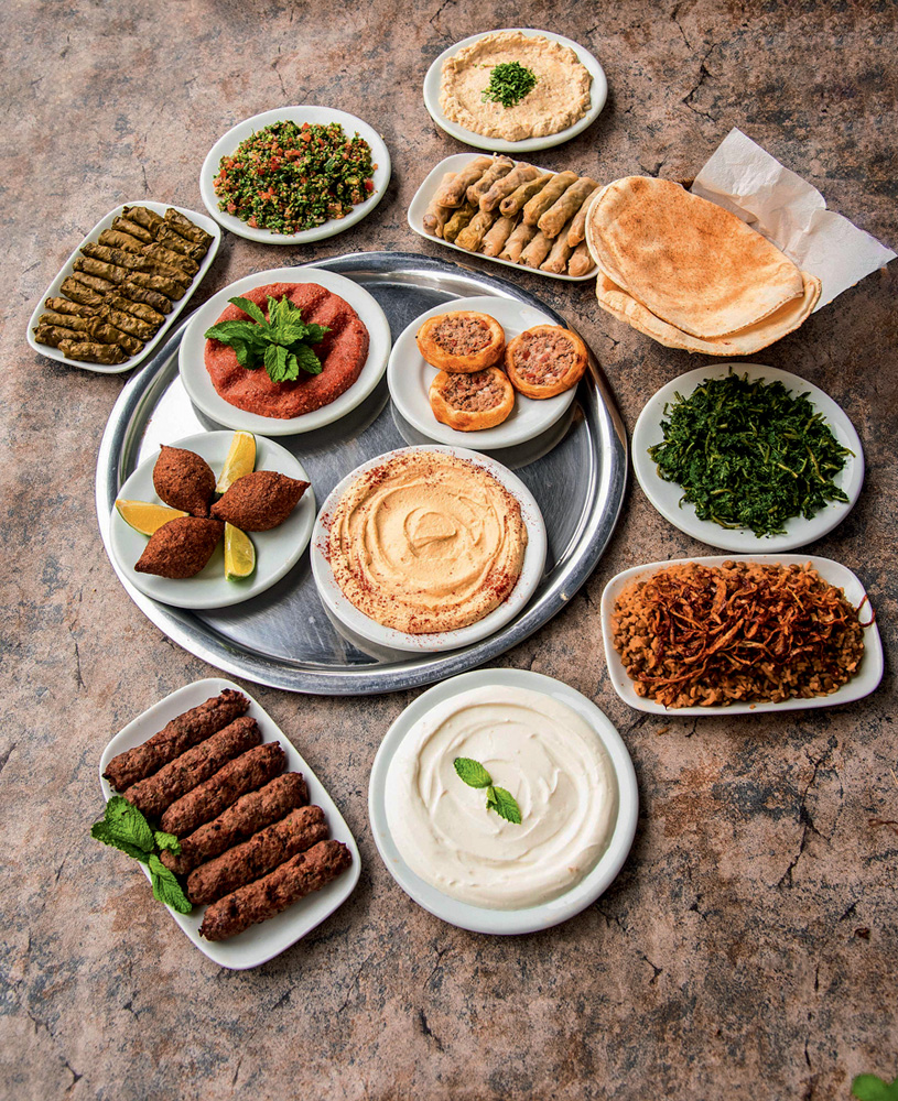 Rodízio de comida árabe - opções distribuídas em uma mesa