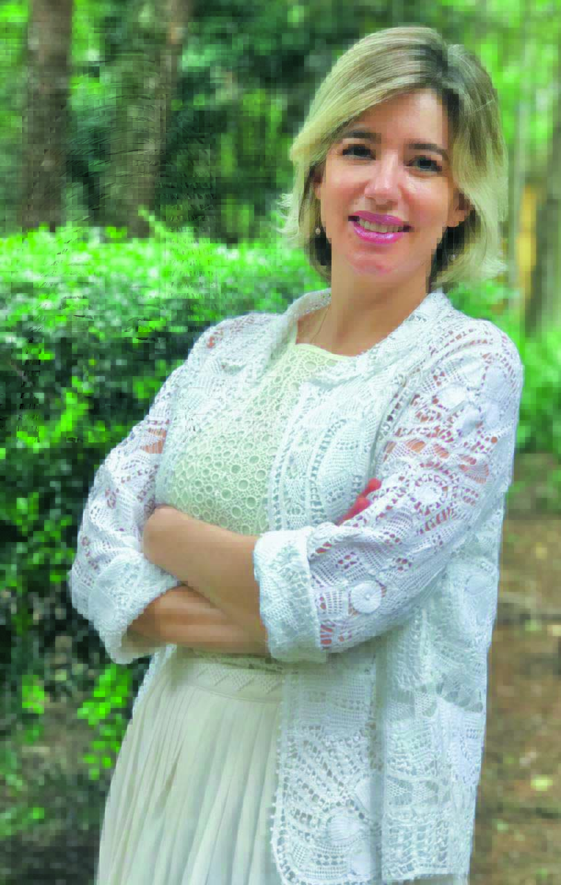 WhatsApp Image 2022-05-17 at 15.50.10.jpeg Tatiana Vilasboas posa sorrindo, com uma roupa branca