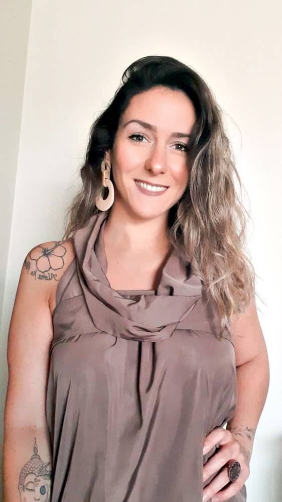 Luísa Sonza sofre ao mostrar novas tatuagens na mão: 'Dor