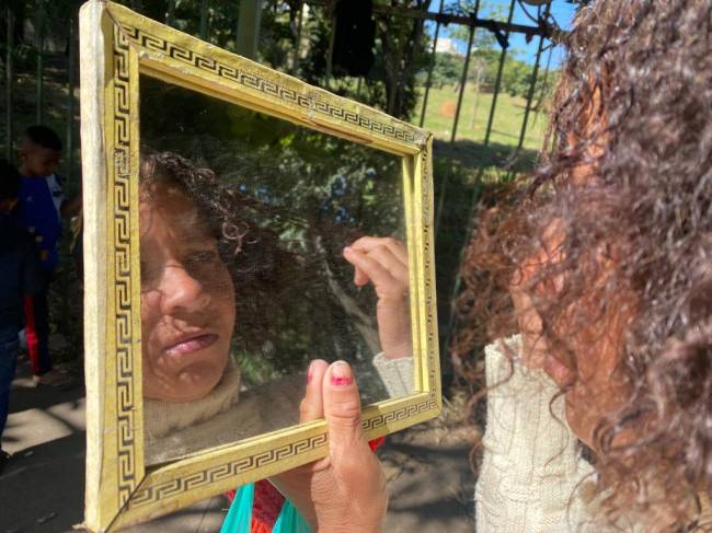 imagem mostra mulher olhando para um espelho