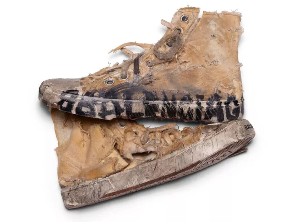 Balenciaga lança tênis ‘destruído’ de R$ 10 000 e vira piada na internet