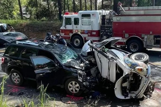 Imagem mostra destroços dos Fusca de Jesse Koz após acidente de batida com um carro preto