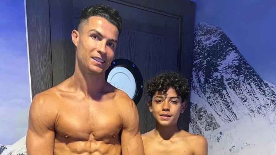 Cristiano Ronaldo posa ao lado do filho de 11 anos com corpo definido
