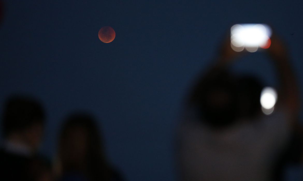 Imagem escura mostra eclipse da Lua