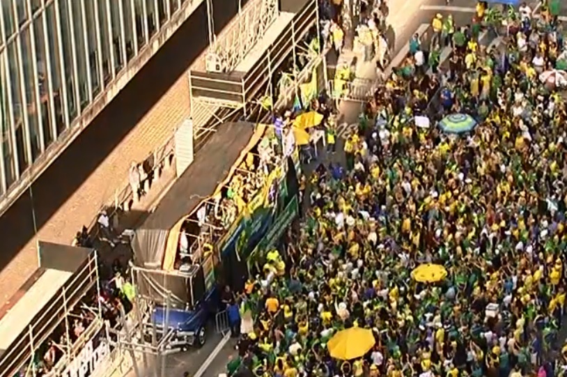 Muitas pessoas na Avenida Paulista, vista de cima