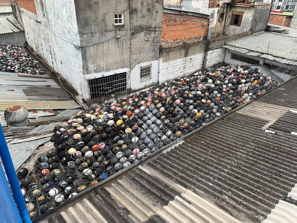 'Cemitério' de capacetes no centro de São Paulo