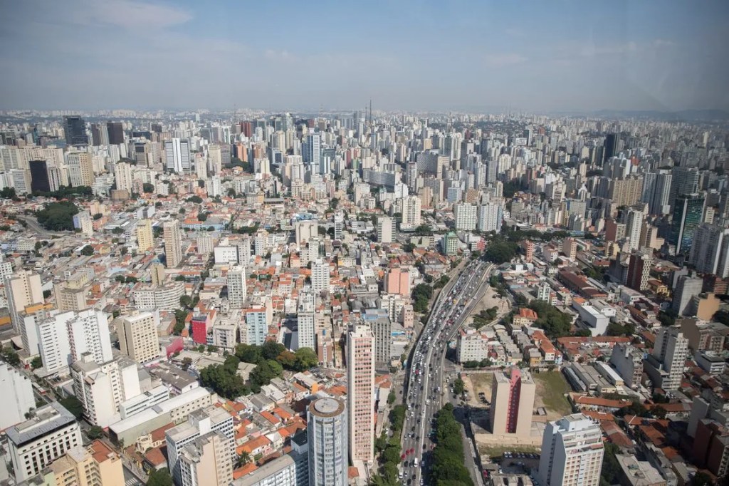 Imagem mostra vista aérea de São Paulo, com horizonte de prédios.