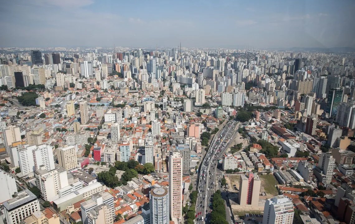 Imagem mostra vista aérea de São Paulo, com horizonte de prédios.