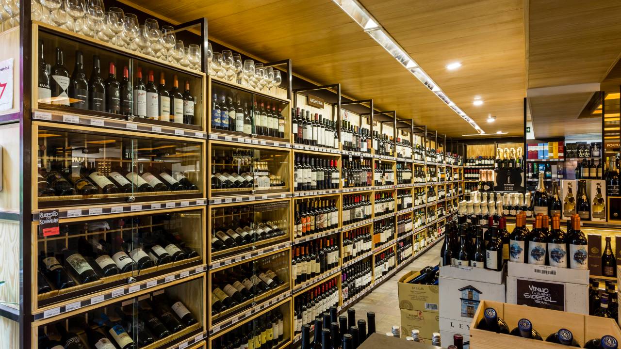imagem de prateleiras com vinhos